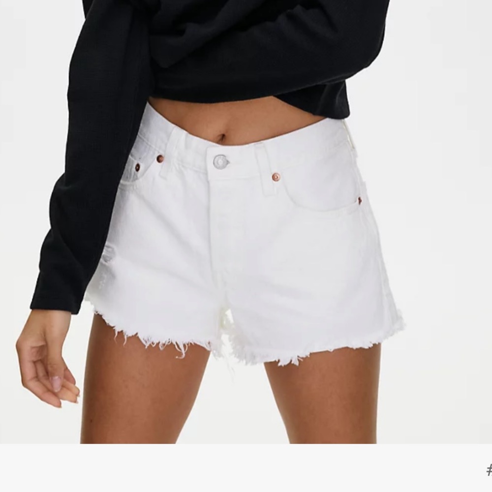 Levi 501 shorts in white, size women’s 28